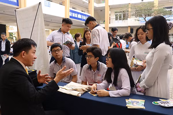 Ảnh minh hoạ: Thí sinh cân nhắc lựa chọn ngành nghề sẽ không bị lạc hậu trong bối cảnh chuyển đổi số.