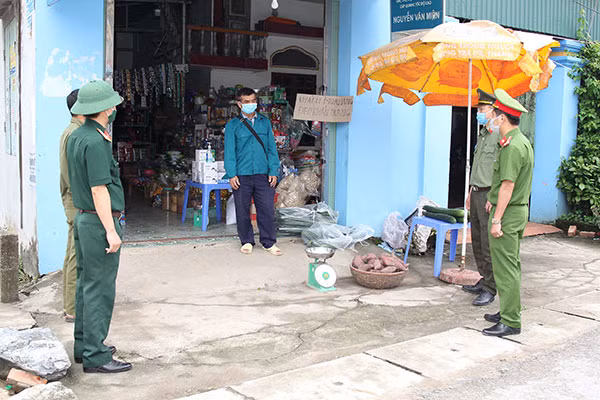 Lực lượng chức năng tăng cường phối hợp tuyên truyền phòng, chống dịch.