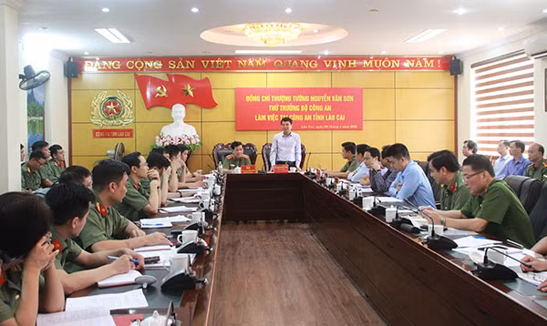 Đồng chí Đặng Xuân Phong phát biểu tại buổi làm việc.