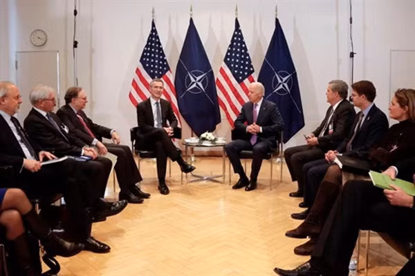 Tân Tổng thống Joe Biden và Tổng Thư ký NATO Jens Stoltenberg tại một cuộc họp ở Đức. Ảnh: AP.