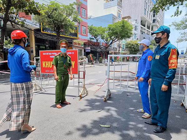 Lực lượng chức năng làm nhiệm vụ tại một chốt kiểm soát gần bar New Phương Đông (TP Đà Nẵng).
