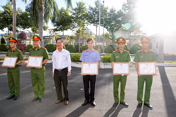 Chủ tịch UBND huyện Bù Đốp Đoàn Văn Thảo trao giấy khen thưởng đột xuất cho các tập thể và cá nhân vì đã có thành tích xuất sắc trong việc bắt “nóng” vụ vận chuyển hơn 400kg pháo lậu từ Campuchia vào Việt Nam chuẩn bị tiêu thụ.