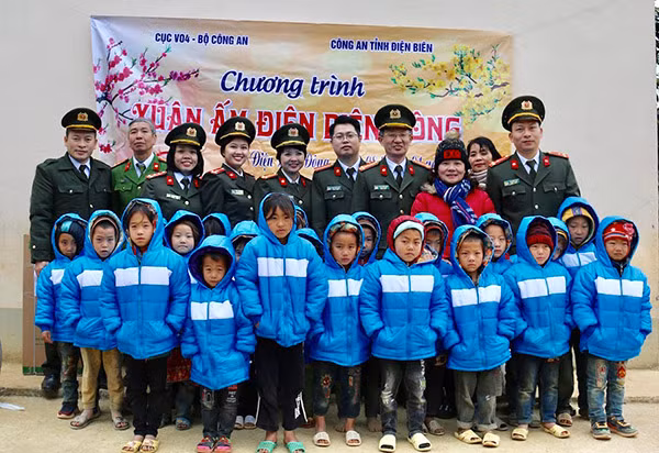 Trao quà tại điểm trường Chống Mông.