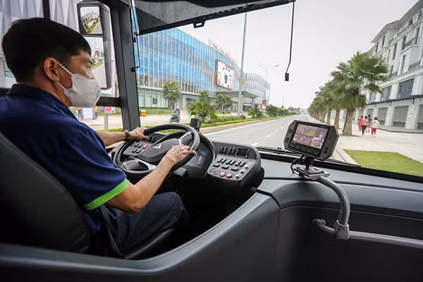 Khoang lái dành cho tài xế với những màn hình hiển thị hiện đại đa dạng thông tin.