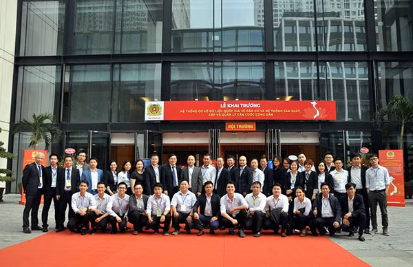 Những người trong đội ngũ “chiến binh số“ thầm lặng của VNPT đã góp sức vào thành công của chiến dịch “thần tốc”.