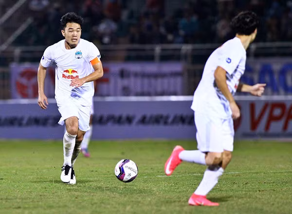 Xuân Trường trong trận đấu đầu tiên tại V.League 2021. Ảnh: Quang Thịnh.