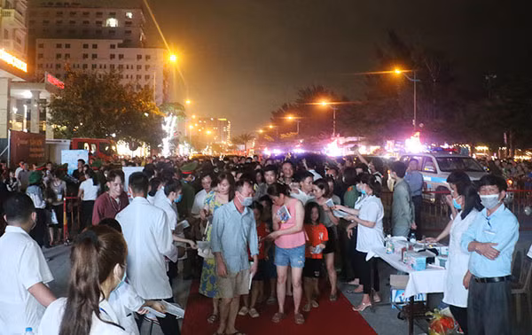 Ban tổ chức phát khẩu trang miễn phí cho nhân dân để phòng ngừa dịch COVID-19.