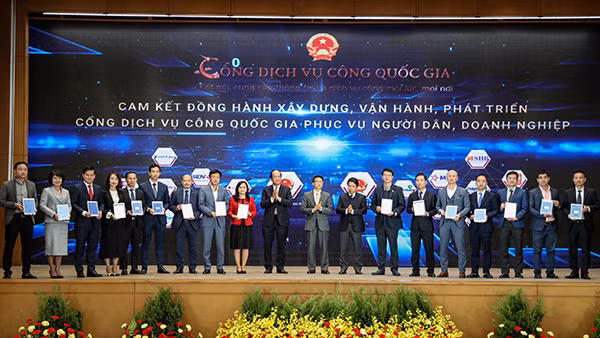 Phó Tổng giám đốc VPBank Đinh Văn Nho (thứ 5 từ trái sang) và các doanh nghiệp ký cam kết đồng hành xây dựng, phát triển Cổng Dịch vụ công quốc gia. Ảnh: Minh Sơn/Vietnam+.