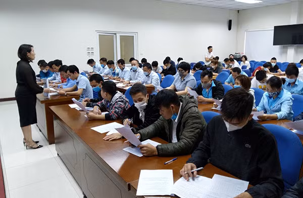 Sau buổi tập huấn, các lái xe và nhân viên phục vụ phải làm bài kiểm tra trắc nghiệm.