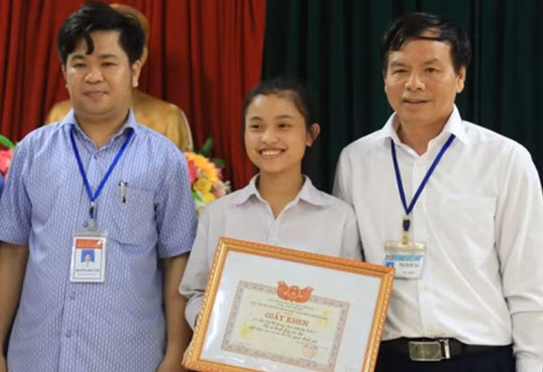 Em Bùi Thị Mỹ Dung nhận Giấy khen về hành động cao đẹp của mình.