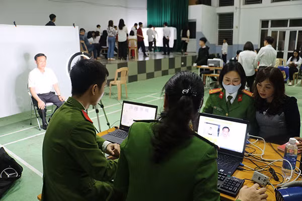 Nhà thi đấu thể thao của Trường THPC Lê Viết Thuật được trưng dụng để làm CCCD. Nhà thi đấu thể thao của Trường THPC Lê Viết Thuật được trưng dụng để làm CCCD.