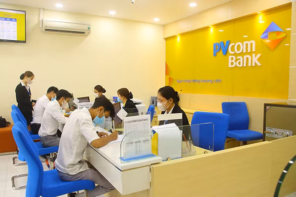 Các em sinh viên được tư vấn và hướng dẫn làm thủ tục nộp học phí tại PVcomBank chi nhánh Đồng Tháp. Các em sinh viên được tư vấn và hướng dẫn làm thủ tục nộp học phí tại PVcomBank chi nhánh Đồng Tháp.