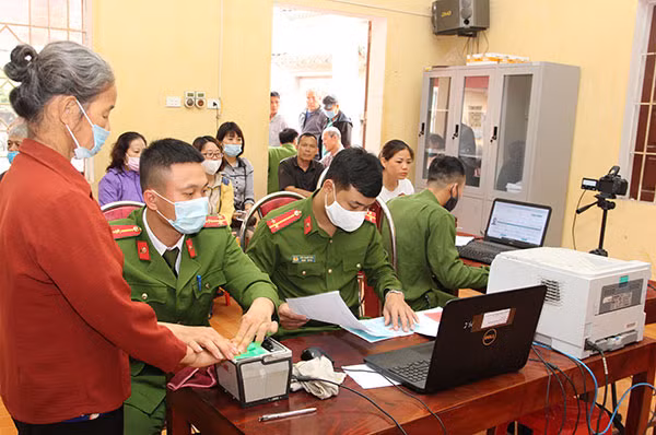 Cán bộ Công an huyện Phúc Thọ (Hà Nội)å cấp CCCD cho bà con tại thôn Cẩm Đình, xã Xuân Đình.