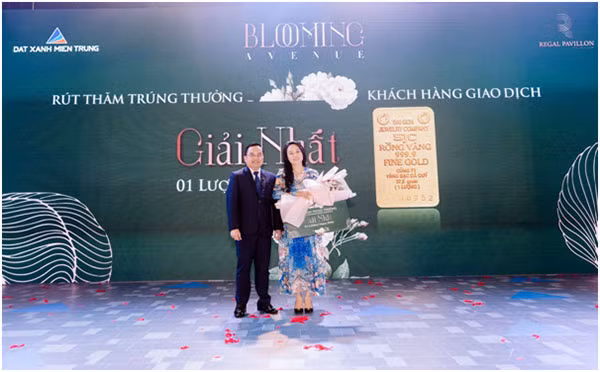 Khách hàng giao dịch may mắn trúng 1 lượng vàng từ Đất Xanh Miền Trung. Ngoài ra, còn nhiều khách hàng trúng các giải thưởng giá trị cao từ 3 đến 5 chỉ vàng.