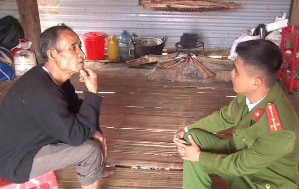 Công an xã Trà Vân xuống bản thăm hỏi người dân ngày cận Tết. Công an xã Trà Vân xuống bản thăm hỏi người dân ngày cận Tết.