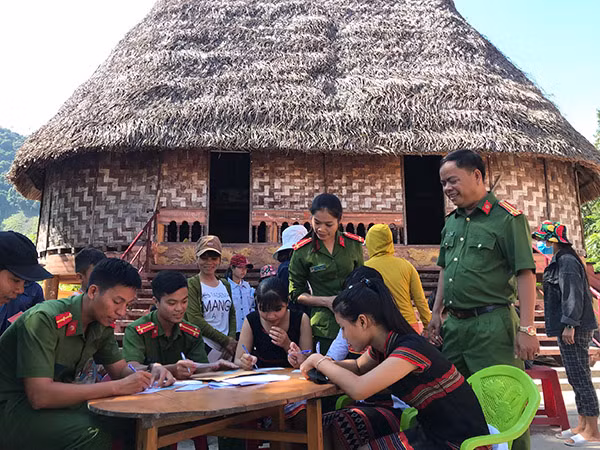 Cán bộ, chiến sĩ Công an xã Hòa Bắc bám thôn bản làm thủ tục hộ khẩu, giấy chứng minh nhân dân cho bà con dân tộc Cơ Tu.