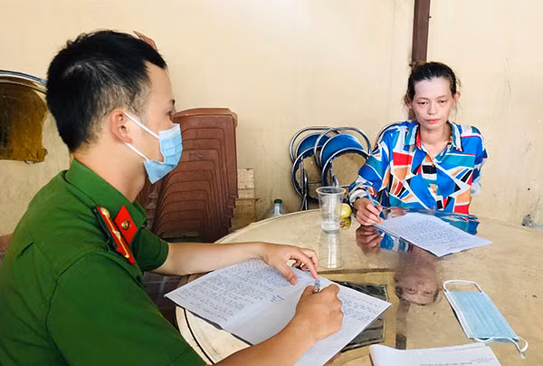 Đối tượng Phùng Lệ Thanh Hoa tại Cơ quan Công an. Đối tượng Phùng Lệ Thanh Hoa tại Cơ quan Công an.