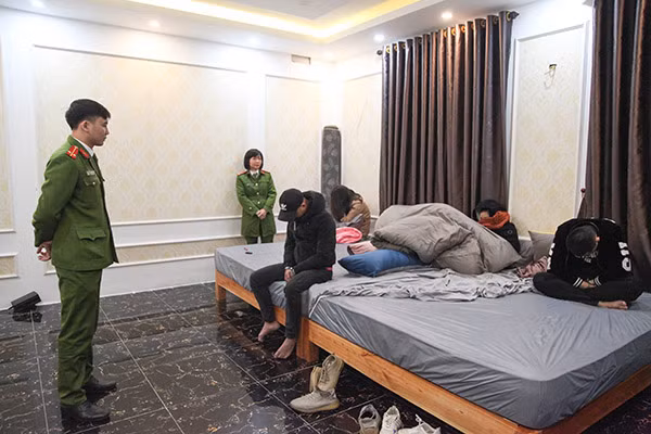 Lực lượng Công an kiểm tra nơi đối tượng Toàn Văn Sức (áo đen, đội mũ) cùng nhóm bạn “bay lắc”. Lực lượng Công an kiểm tra nơi đối tượng Toàn Văn Sức (áo đen, đội mũ) cùng nhóm bạn “bay lắc”.