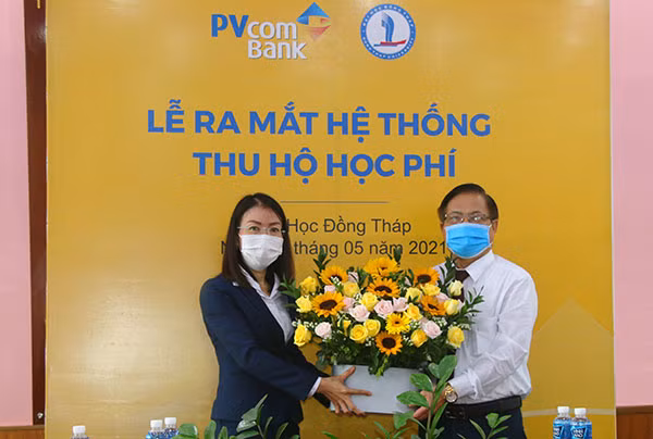 Đại diện PVcomBank và Đại học Đồng Tháp trong lễ ra mắt hệ thống thu hộ học phí. Đại diện PVcomBank và Đại học Đồng Tháp trong lễ ra mắt hệ thống thu hộ học phí.