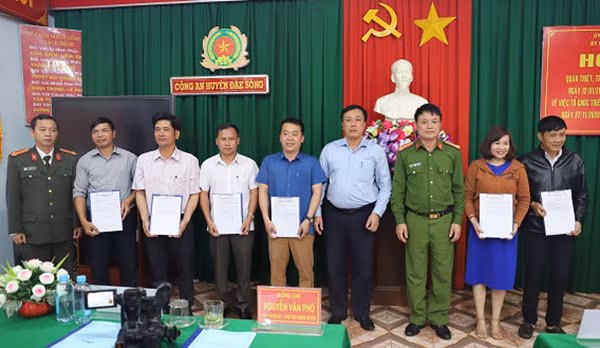 Công an huyện Đắk Song tham mưu cho UBND huyện tổ chức cho UBND các xã, thị trấn ký cam kết thực hiện công tác phòng, chống vi phạm pháp luật về pháo.