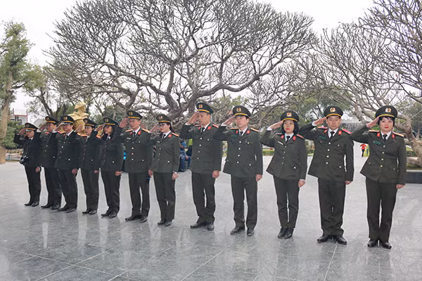 Tưởng niệm các Anh hùng liệt sỹ.