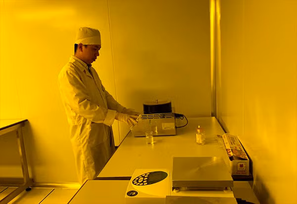 Dược sĩ Phan Kế Sơn với các thí nghiệm về nanno ba kích. Dược sĩ Phan Kế Sơn với các thí nghiệm về nanno ba kích.