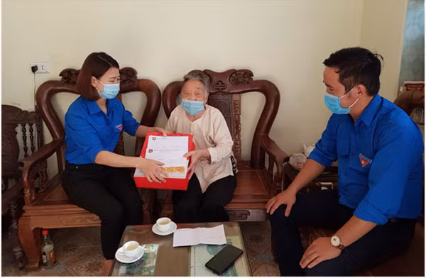 Đoàn Thanh niên huyện Văn Giang, Hưng Yên gửi thư thăm hỏi và quà của Học viện ANND đến các Mẹ Việt Nam Anh hùng.