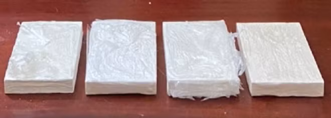 Hai đối tượng Xồng Giống Và, Và Chơ Cha cùng tang vật.