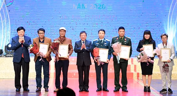 PGS.TS Nguyễn Thế Kỷ, Ủy viên Trung ương Đảng, Chủ tịch Hội đồng Lý luận Phê bình VHNT Trung ương và PGS.TS, nhạc sĩ Đỗ Hồng Quân trao giải A cho các tác giả. PGS.TS Nguyễn Thế Kỷ, Ủy viên Trung ương Đảng, Chủ tịch Hội đồng Lý luận Phê bình VHNT Trung ương và PGS.TS, nhạc sĩ Đỗ Hồng Quân trao giải A cho các tác giả.