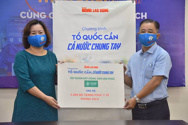 Ủng hộ 2.000 trang phục y tế cho chương trình Tổ quốc cần cả nước chung tay - Ảnh: GP.