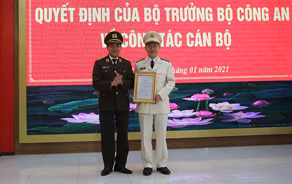 Thừa ủy quyền của Bộ trưởng Bộ Công an, Thiếu tướng Võ Trọng Hải trao quyết định bổ nhiệm Phó Giám đốc Công an tỉnh Nghệ An đối với Đại tá Lê Văn Thái. Thừa ủy quyền của Bộ trưởng Bộ Công an, Thiếu tướng Võ Trọng Hải trao quyết định bổ nhiệm Phó Giám đốc Công an tỉnh Nghệ An đối với Đại tá Lê Văn Thái.
