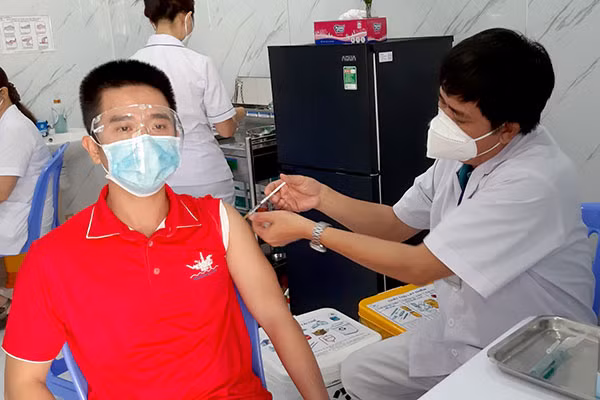 Anh Trần Hữu Đăng - kỹ sư cơ khí trên giàn Hải Thạch cho biết sau khi tiêm vaccine sẽ hoàn toàn yên tâm làm việc, cống hiến cho công ty và ngành Dầu khí.