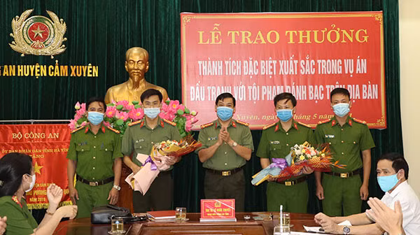 Giám đốc Công an tỉnh Hà Tĩnh trao thưởng cho Công an huyện Cẩm Xuyên. Giám đốc Công an tỉnh Hà Tĩnh trao thưởng cho Công an huyện Cẩm Xuyên.