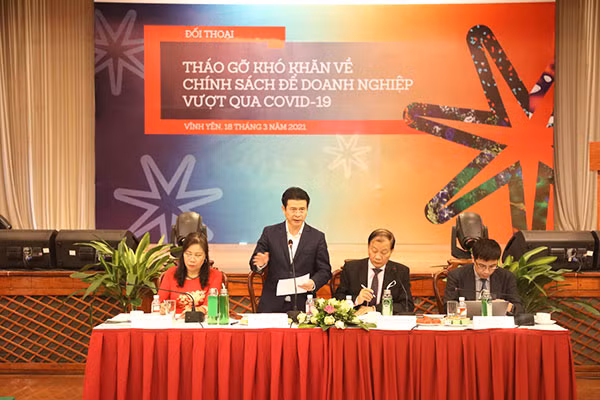 UBND tỉnh Vĩnh Phúc sẽ tăng cường tổ chức các cuộc đối thoại với doanh nghiệp. UBND tỉnh Vĩnh Phúc sẽ tăng cường tổ chức các cuộc đối thoại với doanh nghiệp.