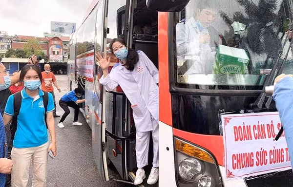 Hình ảnh xúc động của thầy và trò Trường Đại học Y dược Hải Phòng lên đường hỗ trợ tỉnh Bắc Giang phòng chống dịch bệnh.