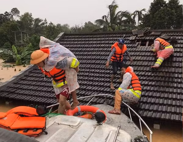 Lực lượng Công an tổ chức sơ tán người dân trong đợt lũ lớn tại miền Trung. Lực lượng Công an tổ chức sơ tán người dân trong đợt lũ lớn tại miền Trung.