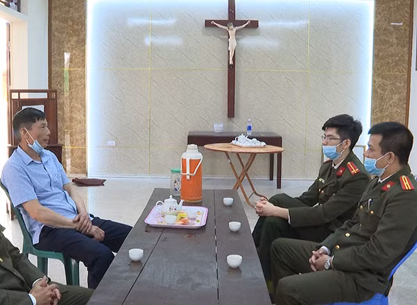 Lực lượng an ninh Công an thành phố Việt Trì tích cực tuyên truyền vận động các cơ sở tôn giáo treo cờ Tổ quốc.
