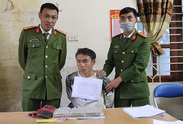 Đối tượng Mùa A Cấu tại cơ quan Công an. Đối tượng Mùa A Cấu tại cơ quan Công an.