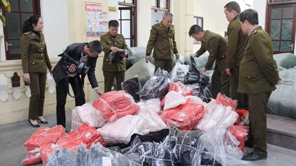 Lực lượng chức năng kiểm tra mặt hàng thời trang, túi xách có dấu hiệu giả mạo các thương hiệu nổi tiếng.