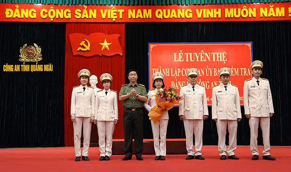 Đại tá Phan Công Bình chúc mừng các đồng chí được điều động, bổ nhiệm công tác tại Cơ quan Ủy ban kiểm tra Đảng ủy Công an tỉnh.