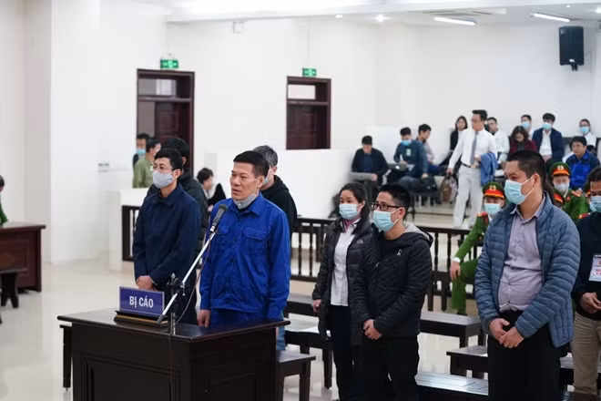 Bị cáo Nguyễn Nhật Cảm và đồng phạm tại phiên toà sơ thẩm.