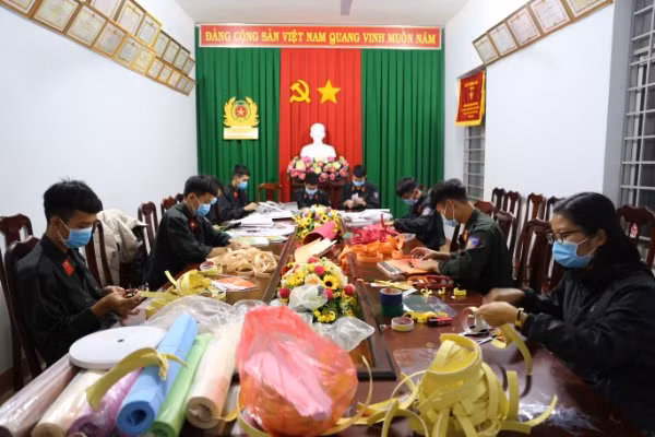 Tuổi trẻ Công an tỉnh Đắk Nông tranh thủ ban đêm để làm các tấm chắn giọt bắn kịp thời gửi đến các lực lượng làm nhiệm vụ ở cơ sở.
