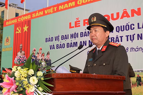 Đại tá Tráng A Tủa phát biểu tại lễ ra quân. Đại tá Tráng A Tủa phát biểu tại lễ ra quân.