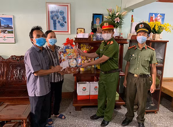 Lãnh đạo Công an huyện Đắk Song thăm, tặng quà thân nhân Liệt sĩ Công an nhân dân.