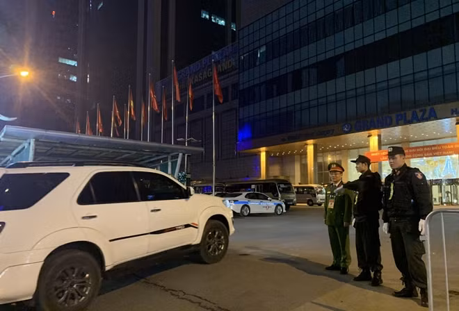 Trung tá Nguyễn Xuân Vượng cùng các CBCS trực chốt bảo vệ điểm lưu trú của các đại biểu tại khách sạn Grand Plaza.