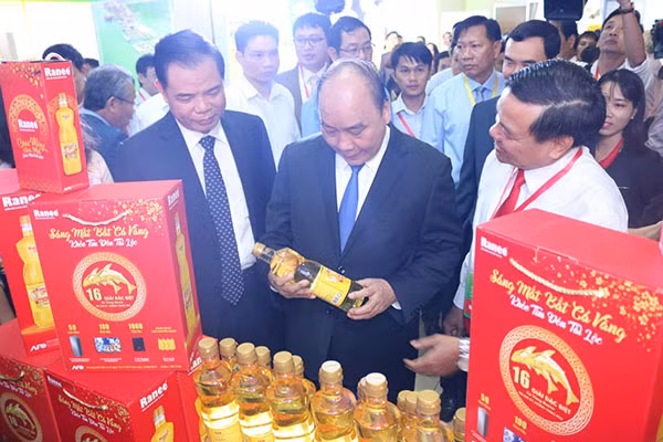 Sản phẩm Dầu ăn 100% từ cá tại một sự kiện lớn của quốc gia.