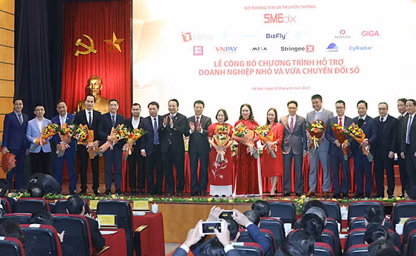 Phó Thủ tướng Vũ Đức Đam và Bộ trưởng Bộ TT&TT Nguyễn Mạnh Hùng tặng hoa cho các nền tảng “Make in Viet Nam” hỗ trợ doanh nghiệp chuyển đổi số.