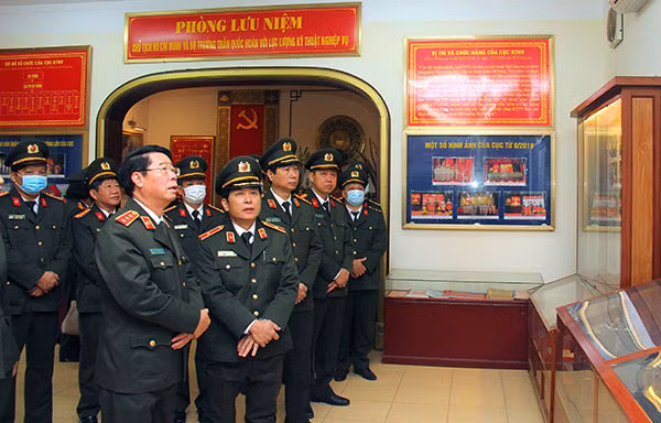 Thứ trưởng Bùi Văn Nam thăm Phòng Truyền thống của Cục Kỹ thuật Nghiệp vụ.