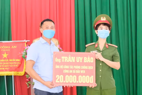 Trao tặng 20 triệu đồng ủng hộ phòng, chống dịch cho Công an xã Đắk Wer.