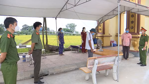 Các cán bộ Công an làm việc tại chốt chống dịch. Các cán bộ Công an làm việc tại chốt chống dịch.